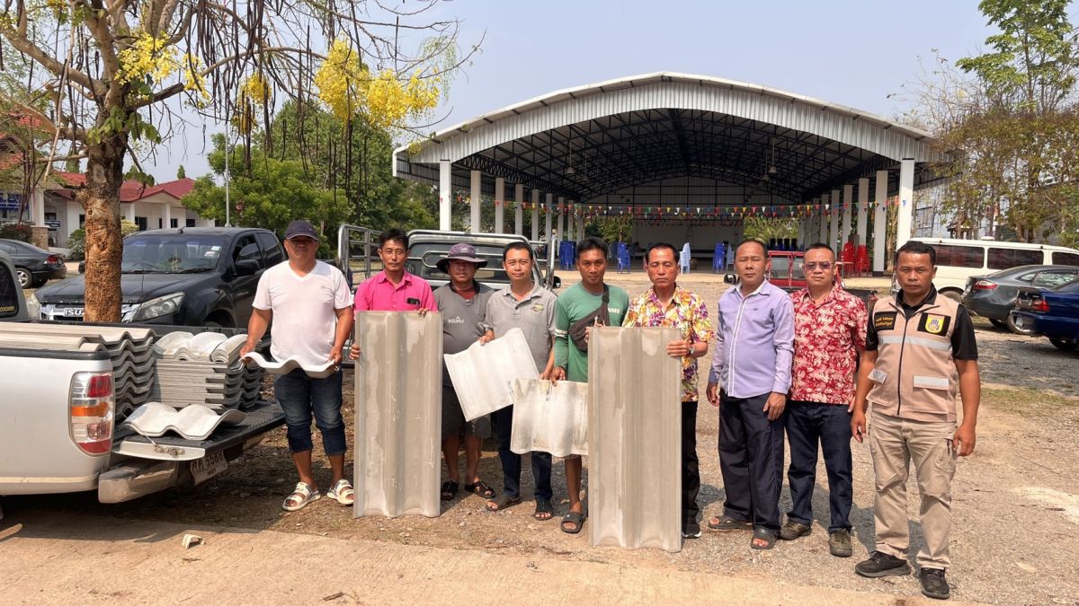 รองนายกฯ ประธานสภาและสมาชิกสภาองค์การบริหารส่วนตำบลน้ำแวน เป็นผู้แทนแจกจ่ายกระเบื้องให้กับประชาชนผู้ได้รับความเสียหายจากเหตุวาตภัยเมื่อวันที่ 7 เม.ย.2569 ที่ผ่านมา...