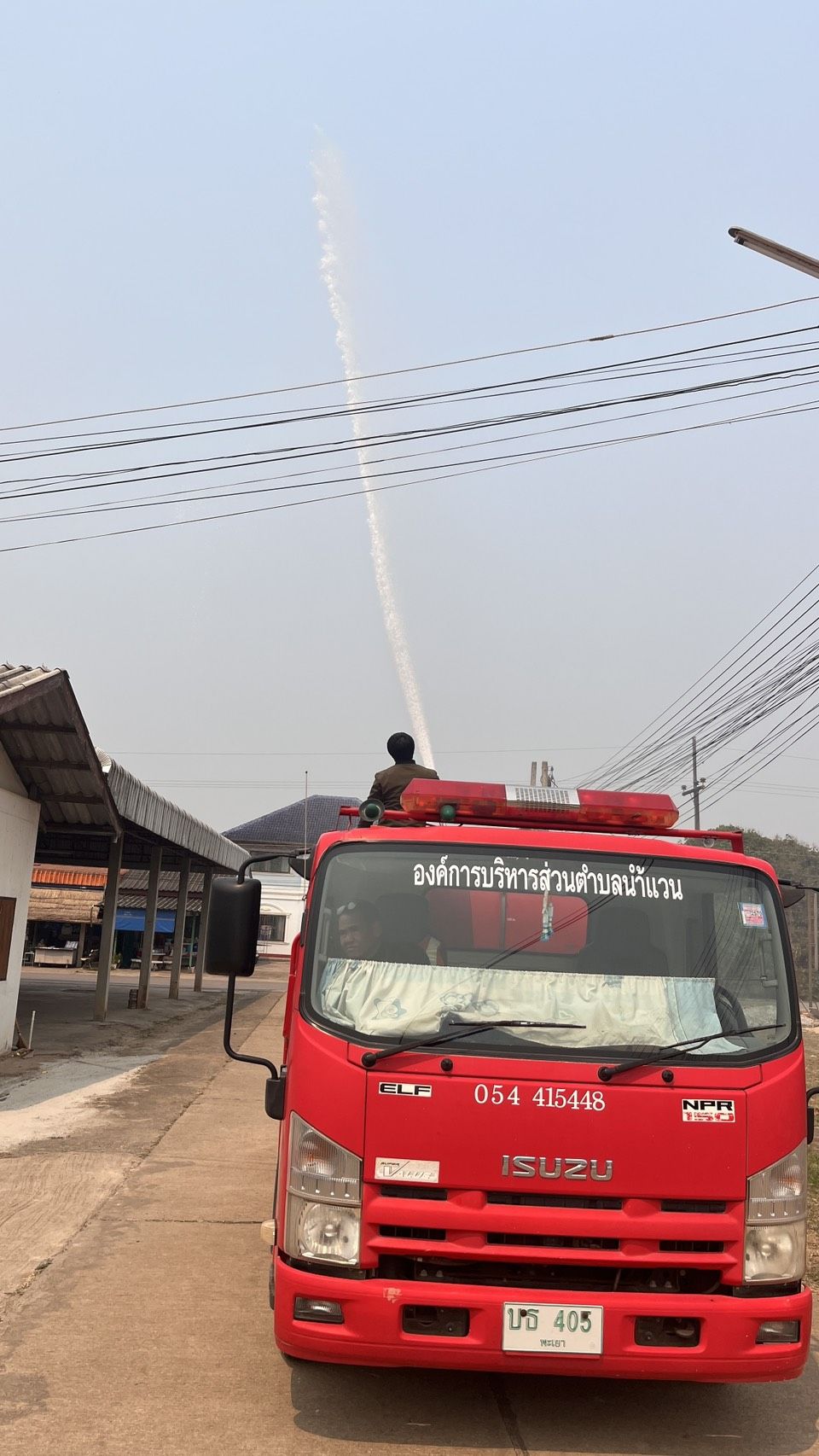 องค์การบริหารส่วนตำบลน้ำแวน ให้งานป้องกันฯ ดำเนินการตามข้อสั่งการ ของผู้ว่าราชการจังหวัดพะเยา ขอความร่วมมือ องค์กรปกครองส่วนท้องถิ่น ในพื้นที่ ฉีดพ่นละอองน้ำ ลดฝุ่นควันในอากาศ ในบริเวณชุมชน เนื่องจากสถานการณ์ค่าฝุ่นละออง pm2.5