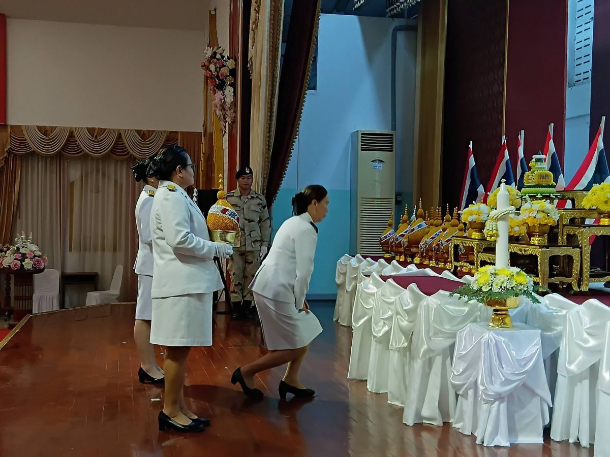 ร่วมพิธี วางพานพุ่ม กิจกรรมเฉลิมเกียรติสมเด็จพระเจ้าอยู่หัวมหาวชิราลงกรณบดินทรเทพยวรางกูร เนื่องในโอกาสวันเฉลิมพระชนมพรรษา